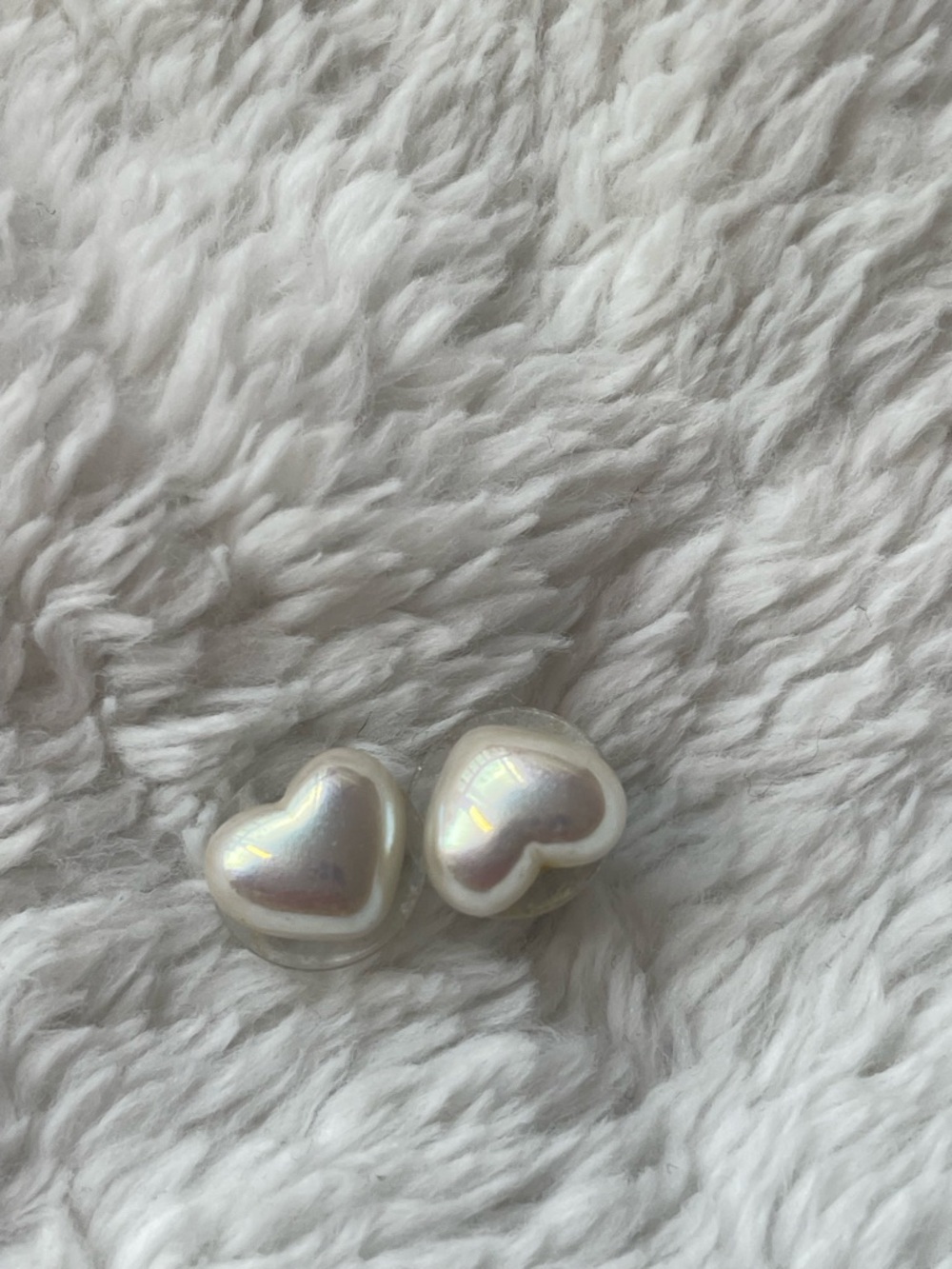 Iridescent Heart Pearl Stud Earrings - Cream/White